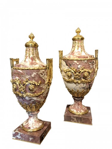 Paire d'urnes ornementales Néo-classique