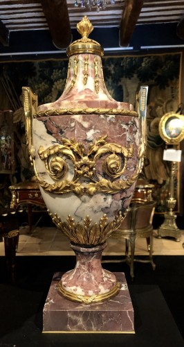Objet de décoration Cassolettes, coupe et vase - Paire d'urnes ornementales Néo-classique