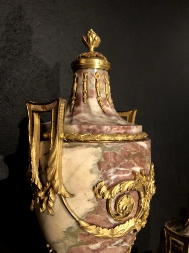 Paire d'urnes ornementales Néo-classique - Michel Lardanchet Antiquités
