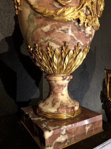 XIXe siècle - Paire d'urnes ornementales Néo-classique