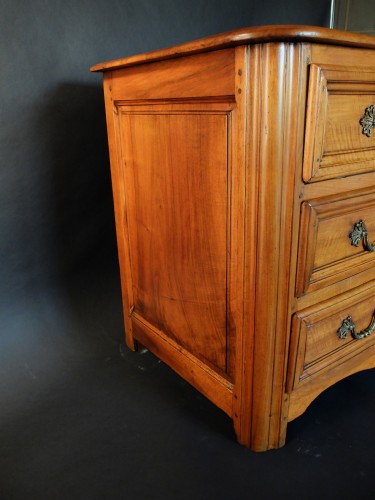 Furniture  - 18th century chest of drawers in walnut 