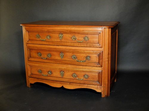 XVIIIe siècle - Commode XVIIIe en noyer