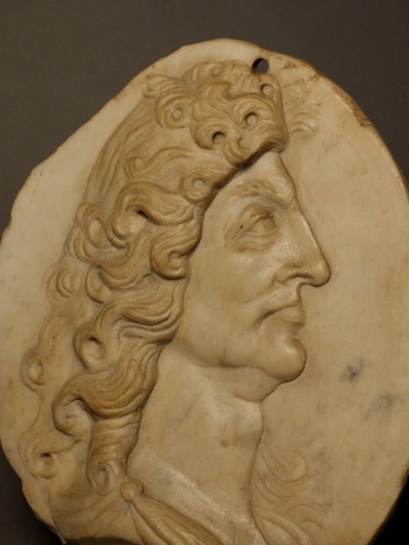 Medallion with the profile of Louis XIV from François Girardon  - Sculpture Style Louis XIV