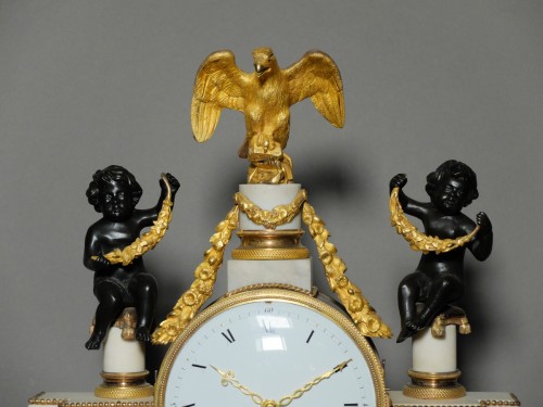 Pendule portique aux cariatides en marbre et bronze d'époque Louis XVI - Horlogerie Style Louis XVI