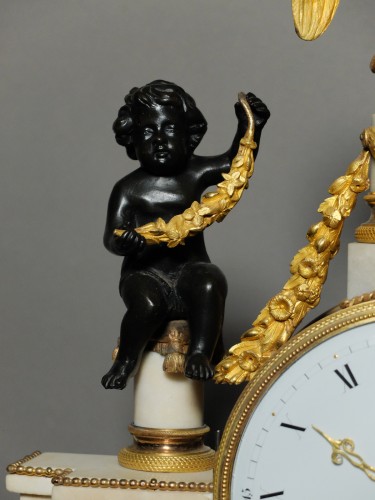 Horlogerie Pendule - Pendule portique aux cariatides en marbre et bronze d'époque Louis XVI