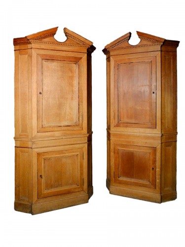 Pair of neo-classical corners in blond oak 