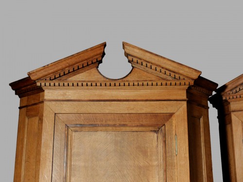 20th century - Pair of neo-classical corners in blond oak 