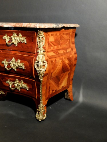 Commode tombeau estampillée par François Fleury, époque Louis XV - Mobilier Style Louis XV