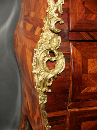 XVIIIe siècle - Commode tombeau estampillée par François Fleury, époque Louis XV