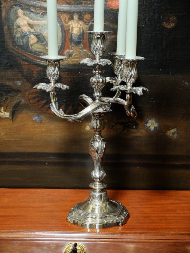 Luminaires Bougeoirs et Chandeliers - Paire de candélabres rocailles du XIXe siècle en métal argenté