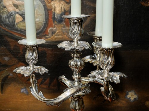 Paire de candélabres rocailles du XIXe siècle en métal argenté - Antiquités Olivier Alberteau