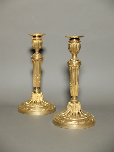 Paire de bougeoirs Louis XVI en bronze doré - Luminaires Style Louis XVI