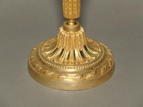 Paire de bougeoirs Louis XVI en bronze doré - Antiquités Olivier Alberteau