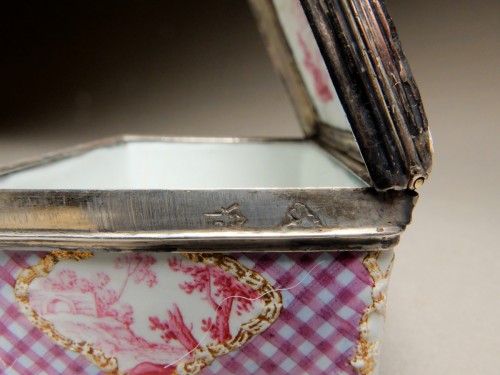 Antiquités - Boite émaillée d'époque Louis XV