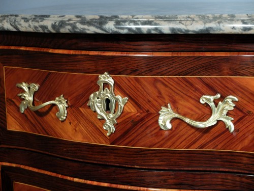 XVIIIe siècle - Petite commode Louis XV
