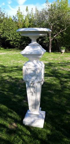 Marble garden sheath topped with a cup  - Architectural & Garden Style Napoléon III
