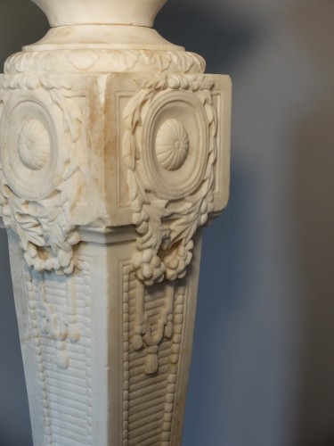 Marble garden sheath topped with a cup  - 