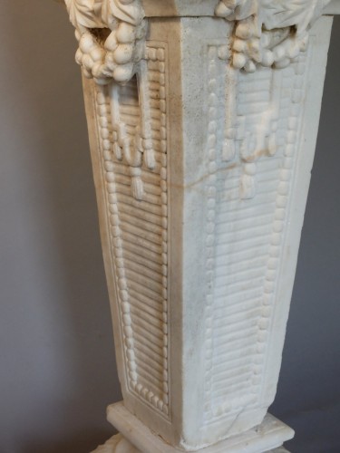 Napoléon III - Marble garden sheath topped with a cup 