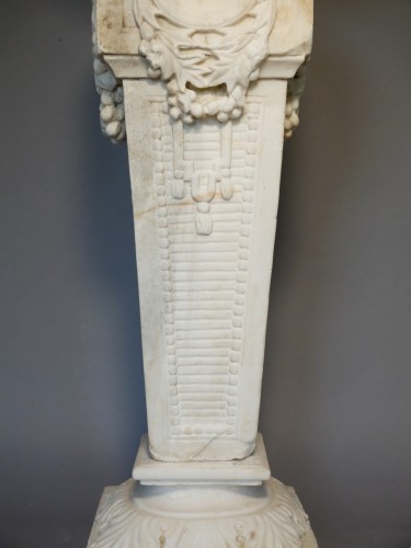 Antiquités - Marble garden sheath topped with a cup 