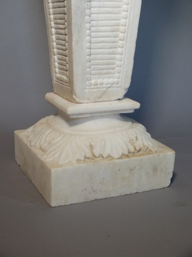 Antiquités - Marble garden sheath topped with a cup 
