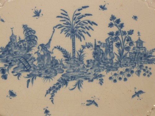 Céramiques, Porcelaines  - Grand plateau aux chinois - Moustiers XVIIIe siècle