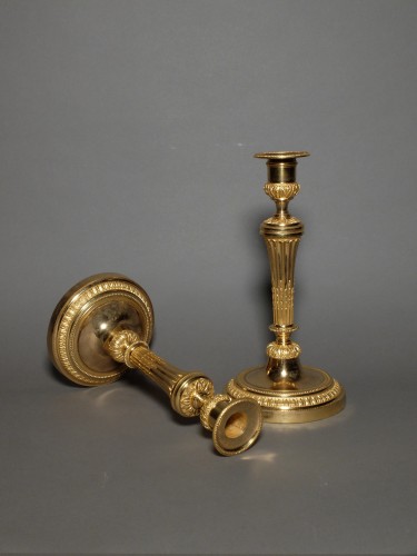 Paire de bougeoirs dorés d'époque Louis XVI - Luminaires Style Louis XVI