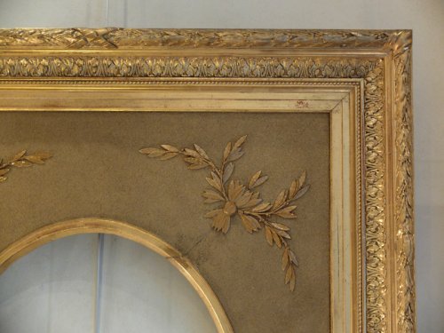 Objet de décoration  - Grand cadre ovale en bois et stuc doré
