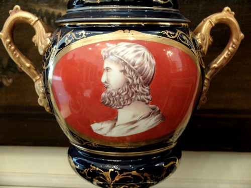 Céramiques, Porcelaines  - Paire d'importants vases couverts en porcelaine - XIXe siècle