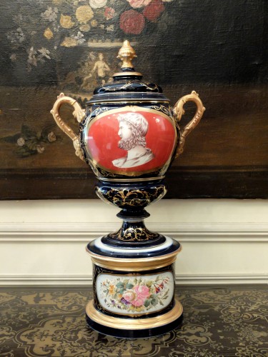 XIXe siècle - Paire d'importants vases couverts en porcelaine - XIXe siècle
