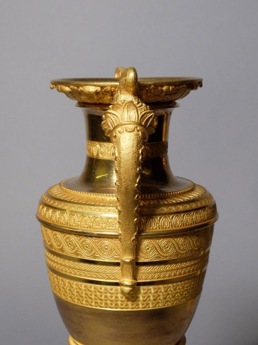 XIXe siècle - Paire de vases empire en bronze doré