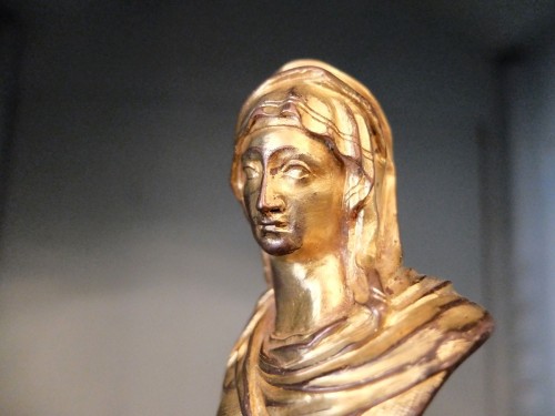 Sculpture Sculpture en Bronze - Buste de vestale en bronze doré d'époque Louis XIV