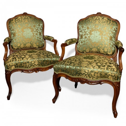 Paire de fauteuils Louis XV à la Reine estampillée C.L. BURGAT