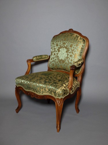 Sièges Fauteuil & Bergère - Paire de fauteuils Louis XV à la Reine estampillée C.L. BURGAT