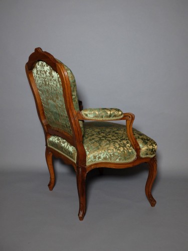 XVIIIe siècle - Paire de fauteuils Louis XV à la Reine estampillée C.L. BURGAT
