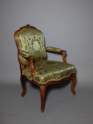 Paire de fauteuils Louis XV à la Reine estampillée C.L. BURGAT - Louis XV