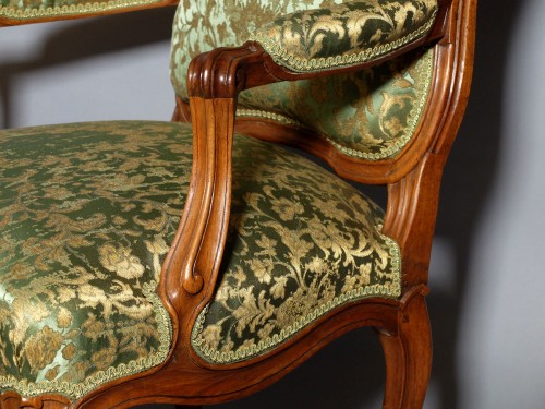 Antiquités - Paire de fauteuils Louis XV à la Reine estampillée C.L. BURGAT