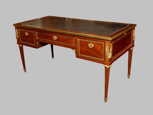 Bureau plat à encadrements en acajou d'époque Louis XVI - Mobilier Style Louis XVI