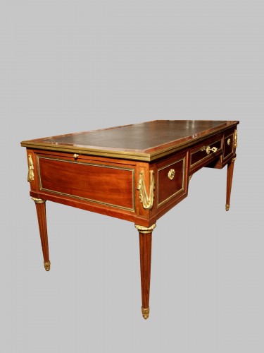 Bureau plat à encadrements en acajou d'époque Louis XVI - Antiquités Olivier Alberteau