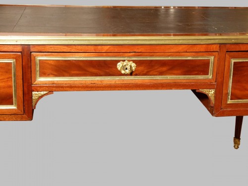 XVIIIe siècle - Bureau plat à encadrements en acajou d'époque Louis XVI