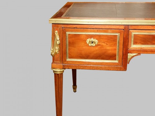 Bureau plat à encadrements en acajou d'époque Louis XVI - Louis XVI