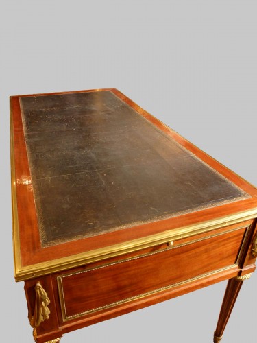 Antiquités - Bureau plat à encadrements en acajou d'époque Louis XVI