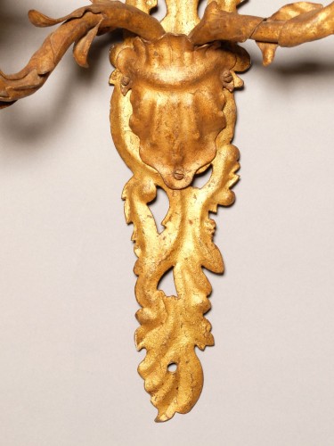 Paire d'appliques d'époque Louis XV en tôle dorée - Antiquités Olivier Alberteau