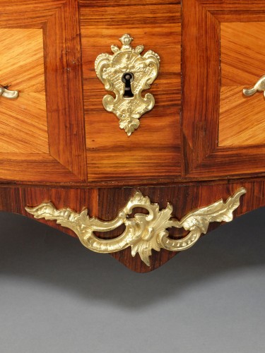 Antiquités - Petite commode parisienne d'époque Louis XV