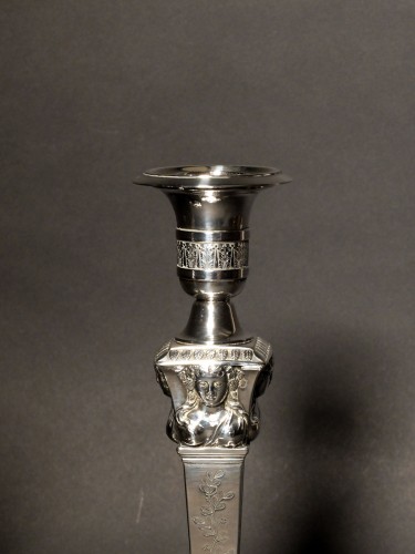 Paire de bougeoirs en argent massif, aux armoiries comtales, par Denis Garreau - Argenterie et Arts de la table Style Empire