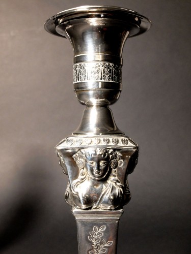 Argenterie et Arts de la table  - Paire de bougeoirs en argent massif, aux armoiries comtales, par Denis Garreau