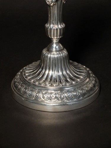 Paire de bougeoirs en bronze argenté d’époque Louis XVI - Antiquités Olivier Alberteau