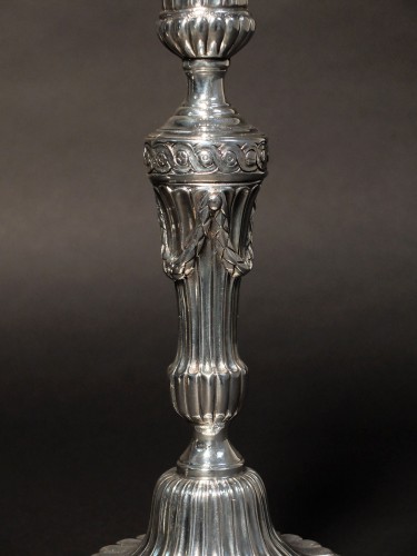 XVIIIe siècle - Paire de bougeoirs en bronze argenté d’époque Louis XVI