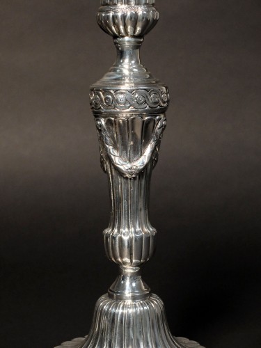 Paire de bougeoirs en bronze argenté d’époque Louis XVI - Louis XVI