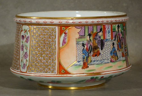 Céramiques, Porcelaines  - Importante jardinière en porcelaine de Bayeux