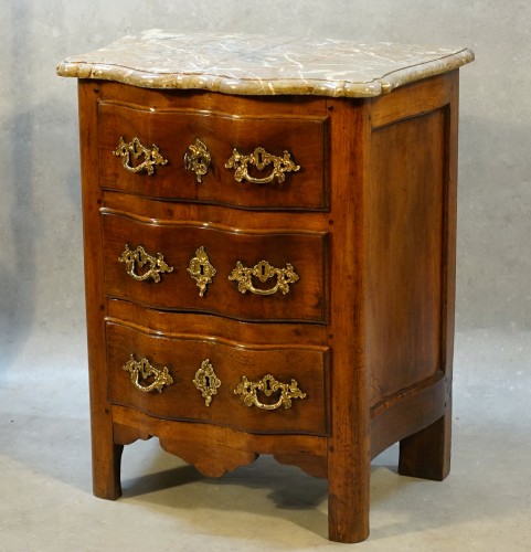 Mobilier Commode - Demi-commode Régence en noyer. Champagne XVIIIe siècle